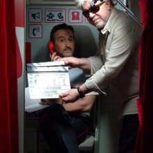 Gli amanti passeggeri: il regista Pedro Almodóvar sul set con Javier Cámara