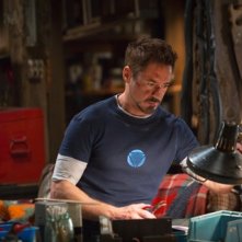 Iron Man 3: Robert Downey Jr. al lavoro nel suo laboratorio