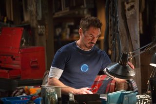 Iron Man 3: Robert Downey Jr. al lavoro nel suo laboratorio