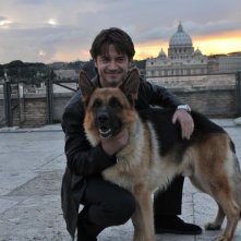 Rex 4: il protagonista Rex con il nuovo commissario interpretato da Ettore Bassi in una foto promozionale