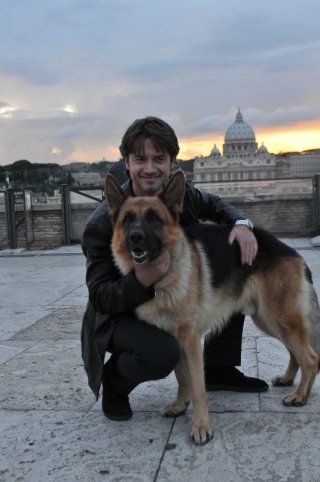 Rex 4: il protagonista Rex con il nuovo commissario interpretato da Ettore Bassi in una foto promozionale