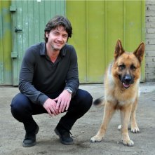 Rex 4: il protagonista Rex con il nuovo commissario interpretato da Ettore Bassi in una foto promozionale della fiction