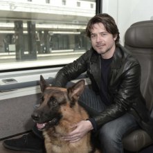 Rex con il nuovo commissario interpretato da Ettore Bassi a bordo del treno Frecciarossa