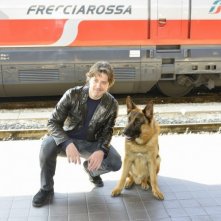 Rex con il nuovo commissario interpretato da Ettore Bassi alla stazione Termini per salire a bordo del Frecciarossa