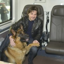 Rex dà la zampa al nuovo commissario interpretato da Ettore Bassi sul treno Frecciarossa