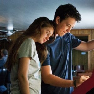 The Spectacular Now: Miles Teller e Shailene Woodley davanti a un videogame