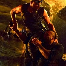 Vin Diesel e Dave Bautista in una scena di Riddick