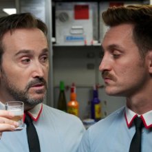 Gli amanti passeggeri: Javier Cámara con Raúl Arévalo in una scena