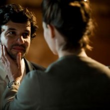 L'amore inatteso: Eric Caravaca dolcemente accarezzato da Arly Jover in una scena del film