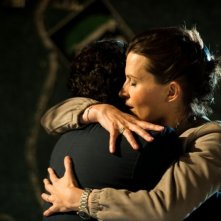 L'amore inatteso: Eric Caravaca e Arly Jover si abbracciano in una scena del film