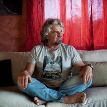 Una foto di Beppe Grillo con una t-shirt con Gandhi