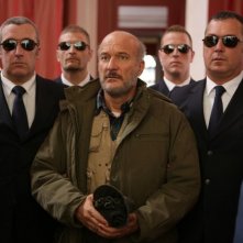 Benvenuto Presidente!: Claudio Bisio circondato da guardie del corpo in una scena del film