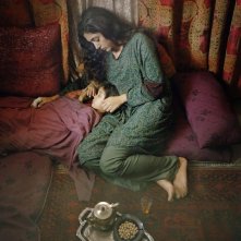 Come pietra paziente: Golshifteh Farahani in una tenera immagine del film