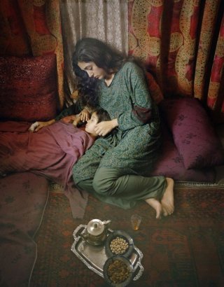 Come pietra paziente: Golshifteh Farahani in una tenera immagine del film