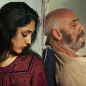 Come pietra paziente: un intenso primo piano di Golshifteh Farahani tratto dal film