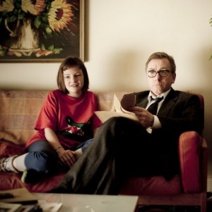 Eloise Laurence e Tim Roth in una scena del film Broken
