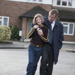 Eloise Laurence e Tim Roth sono Skunk e Archie nel film Broken