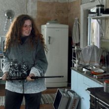 L'ipnotista: Anna Azcarate imbraccia il suo fucile in una scena del film