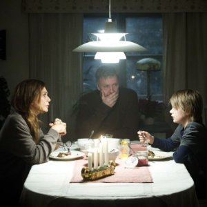 L'ipnotista: Mikael Persbrandt, Lena Olin e Jonatan Bökman in una scena familiare tratta dal film