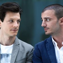 Nicolas Vaporidis e Andrea Bosca protagonisti della commedia Outing - Fidanzati per sbaglio