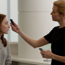 Saoirse Ronan in una scena del fantascientifico The Host insieme a Andrea Frankle