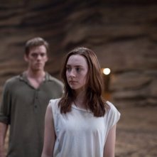 Saoirse Ronan in una scena del fantascientifico The Host insieme a Jake Abel