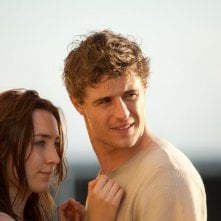 Saoirse Ronan insieme a Max Irons in una scena del thriller fantascientifico The Host
