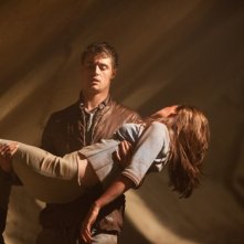 The Host: Saoirse Ronan in una scena del film con Max Irons