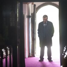 Tim Roth in una scena di Broken