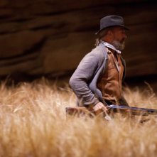 William Hurt con il suo fucile in una scena del fantascientifico The Host