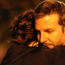 Il lato positivo - Silver Linings Playbook: Bradley Cooper abbraccia Jennifer Lawrence in una scena