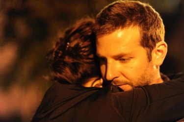 Il lato positivo - Silver Linings Playbook: Bradley Cooper abbraccia Jennifer Lawrence in una scena