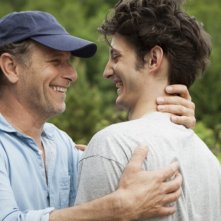 20 ans d'écart: Pierre Niney e Charles Berling in una scena della commedia