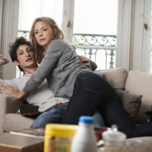 20 ans d'écart: Pierre Niney e Virginie Efira in una scena della commedia