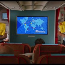 Gli amanti passeggeri: Raúl Arévalo e Carlos Areces durante la dimostrazione a bordo in una scena