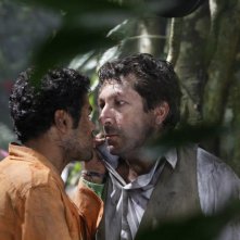 Jamel Debbouze e Alain Chabat faccia a faccia in una scena di Marsupilami