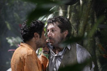 Jamel Debbouze e Alain Chabat faccia a faccia in una scena di Marsupilami