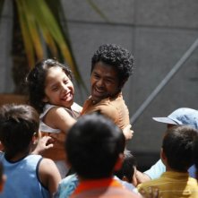 Jamel Debbouze sorride insieme a tanti bambini in una scena di Marsupilami