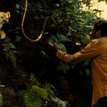 Marsupilami: Jamel Debbouze in una scena con il marsupilami, una mitica e dispettosa creatura dalla lunga coda mai vista prima