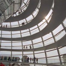 Quanto pesa il suo edificio, Mr. Foster?: il Reichstag di Berlino in una scena del documentario sull'architetto Norman Foster