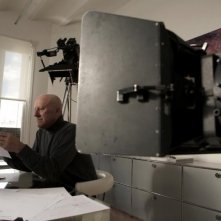 Quanto pesa il suo edificio, Mr. Foster?: l'architetto Norman Foster nel suo studio in una scena