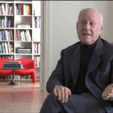 Quanto pesa il suo edificio, Mr. Foster?: l'architetto Norman Foster parla delle sue opere in una scena del documentario