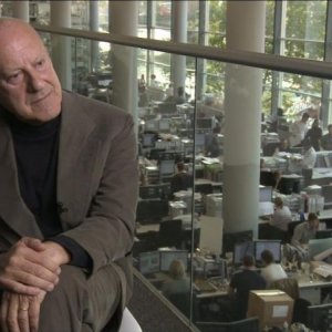 Quanto pesa il suo edificio, Mr. Foster?: Norman Foster parla delle sue opere in una scena del documentario