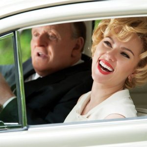 Anthony Hopkins in macchina con Scarlett Johansson in una scena di Hitchcock