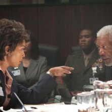 Attacco al potere - Olympus Has Fallen: Angela Bassett e Morgan Freeman in una scena