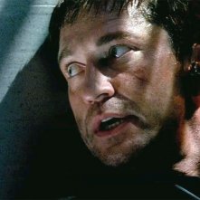 Attacco al potere - Olympus Has Fallen: l'agente speciale Gerard Butler in azione in una scena