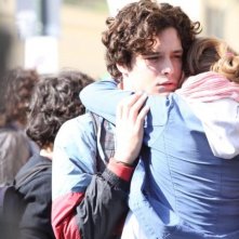 Bianca come il latte, rossa come il sangue - Filippo Scicchitano abbraccia un'amica in una scena