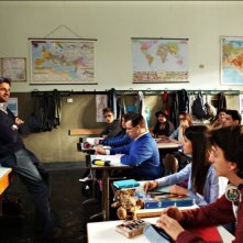 Bianca come il latte, rossa come il sangue: il professor Luca Argentero in una scena con la sua classe