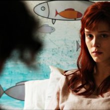 Bianca come il latte, rossa come il sangue: lo sguardo intenso di Gaia Weiss in una scena del film