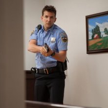 Bradley Cooper in azione in una scena del thriller Come un tuono